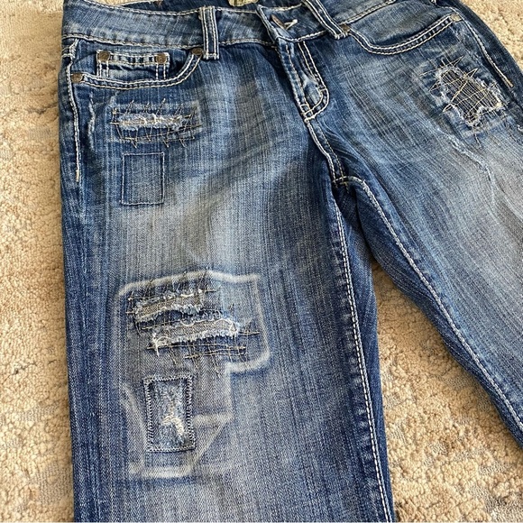 BKE Culture Cropped Jeans Y2K Patched Embroidered Distressed Medium Wash: 27 - Picture 2 of 10
